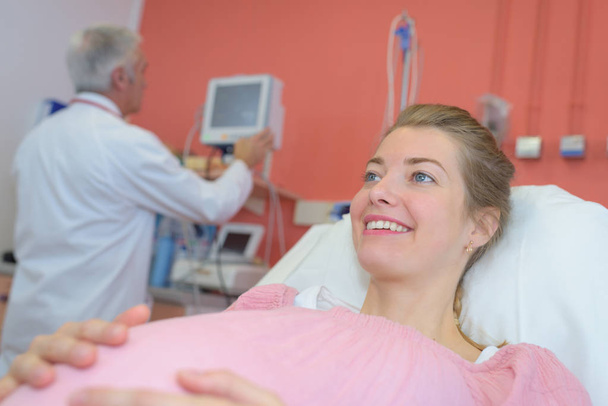 happy pregnant woman at hospital - Fotografie, Obrázek