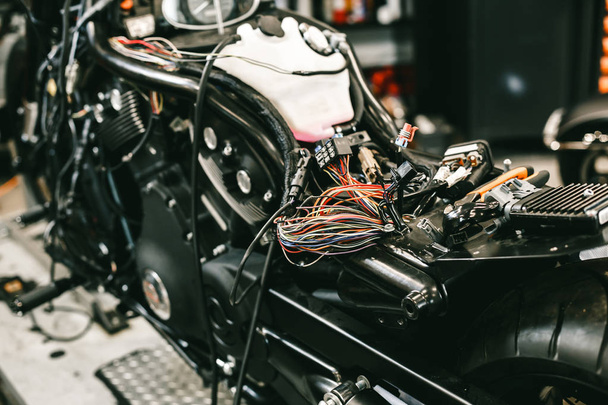The sports motorcycle dismantled - repair of electronics. - Foto, afbeelding