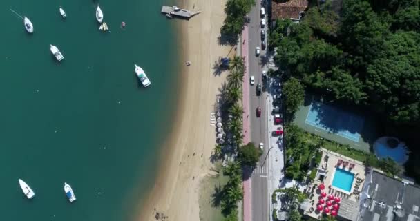 Vue du dessus de la plage de Saco da Capela à Ilhabela, Brésil
 - Séquence, vidéo