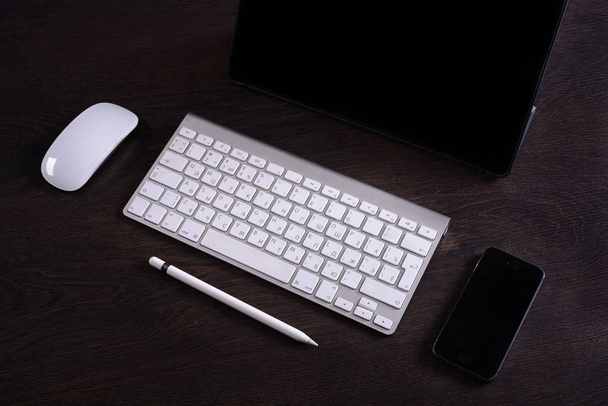 El diseño del freelancer Accesorios de escritorio y herramienta, tableta digital, teclado, lápiz lápiz lápiz, taza de café, teléfono, persona de negocios, lugar de trabajo
 - Foto, Imagen