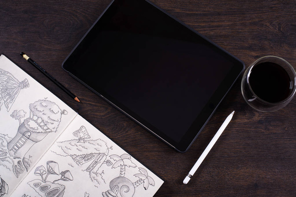 El diseño del freelancer Accesorios de escritorio y herramienta, tableta digital, teclado, lápiz, cuaderno de bocetos, taza de café, persona de negocios, lugar de trabajo
 - Foto, imagen