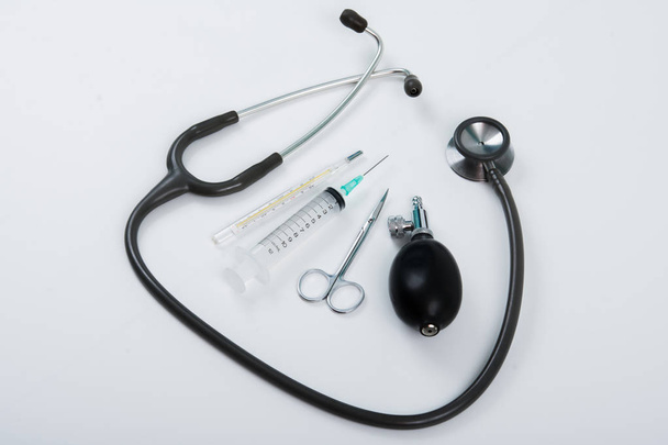 Verschillende medische apparatuur geïsoleerd op witte achtergrond - Foto, afbeelding