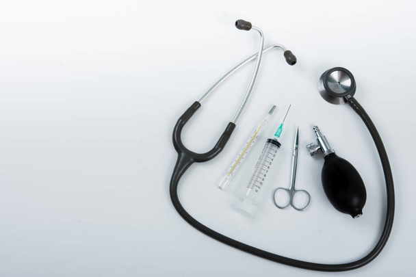 Различные медицинское оборудование изолированы на белом фоне
 - Фото, изображение