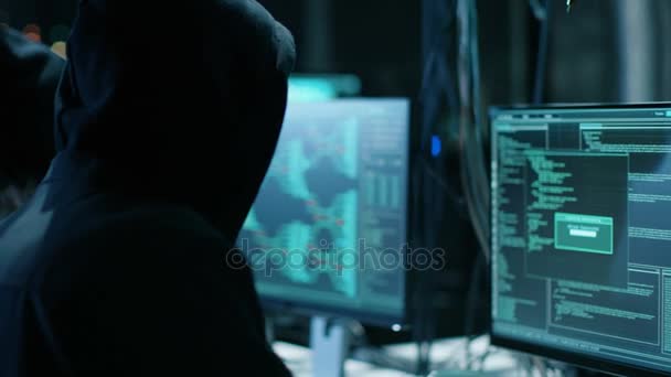 Csapat nemzetközileg körözött fiú és lány hackerek szervez speciális vírus támadás, a vállalati kiszolgálókon. Sötét, és már több jeleníti meg. - Felvétel, videó