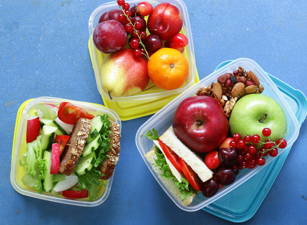 Szendvicsek, zöldségek és gyümölcsök ebédet az egészséges táplálkozás - Fotó, kép