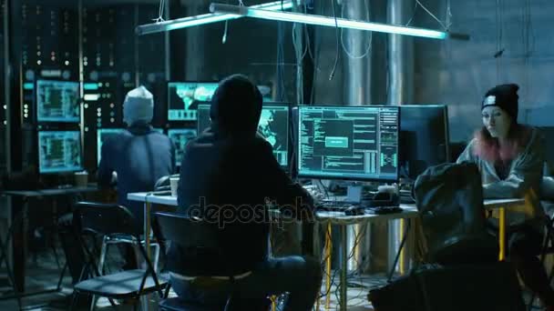 Un grupo de hackers buscados internacionalmente huyen de su escondite. El lugar tiene muchas exhibiciones y cables, neón oscuro
. - Metraje, vídeo