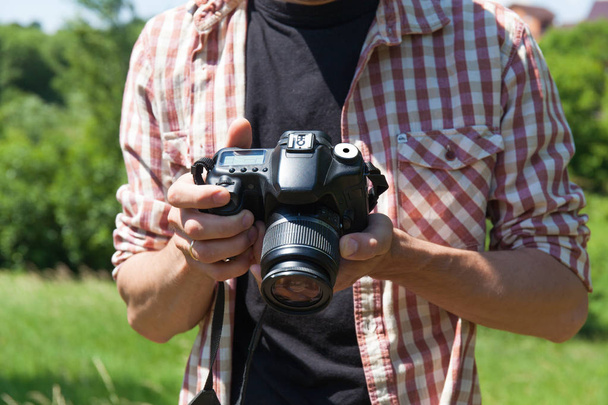 Hombre fotógrafo con cámara en la naturaleza
  - Foto, Imagen