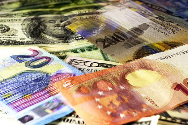 Peníze pozadí americké dolary, euro a švýcarský Frank. - Fotografie, Obrázek