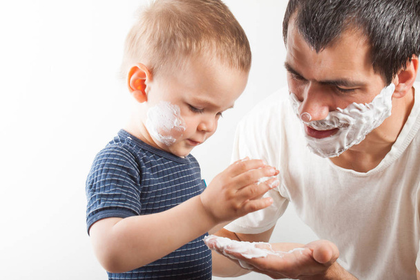 Ο μπαμπάς διδάσκει τον γιο του να ξύρισμα.  - Φωτογραφία, εικόνα