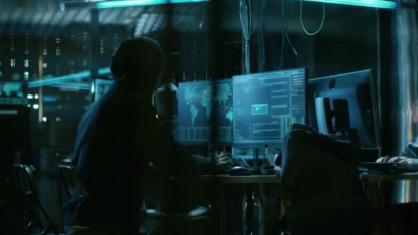 Team van internationaal wilde tiener Hackers infecteren Servers en infrastructuur met Malware. Hun schuilplaats is donker, Neon verlicht en heeft meerdere displays. - Video
