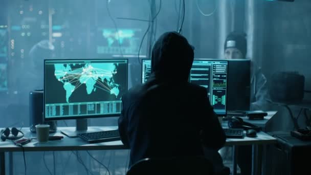 Equipo de hackers buscados internacionalmente Teem Organizar ataque de virus avanzado en servidores corporativos. El lugar es oscuro y tiene múltiples pantallas
. - Imágenes, Vídeo