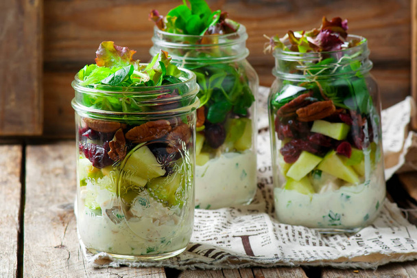 Salade van kip, appel en pecannoten in een rustieke jar.style. - Foto, afbeelding