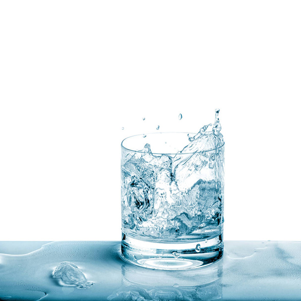 Vidrio de agua espumoso fondo blanco Bebida fría fresca
 - Foto, imagen