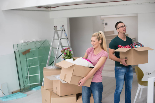 young couple moving into a new home - Fotoğraf, Görsel