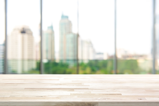 Mesa de madera superior en borrosa ciudad edificio vista fondo mirando th
 - Foto, Imagen