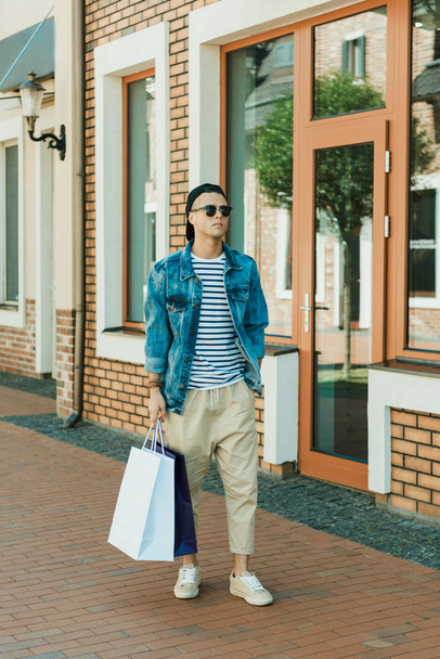 hombre con estilo con bolsas de compras
 - Foto, Imagen