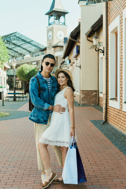 pareja joven con bolsas de compras  - Foto, imagen