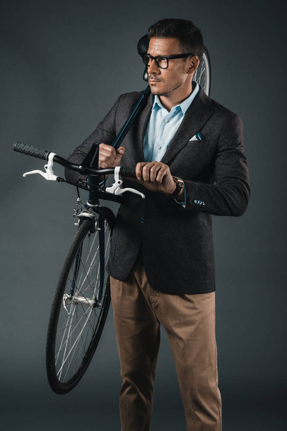 businessman in formal wear holding bicycle - Фото, зображення