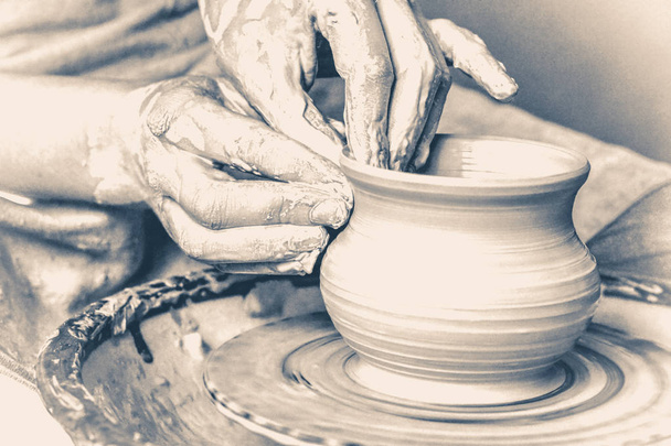 Potter maken vaas van klei. Oude vintage stijl. - Foto, afbeelding
