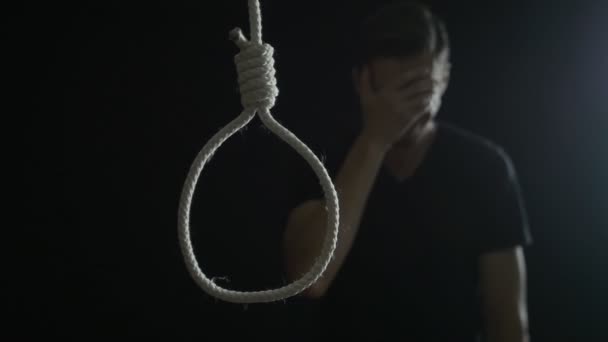 De man wil hangen zichzelf. De man is depressief en wil zelfmoord. - Video