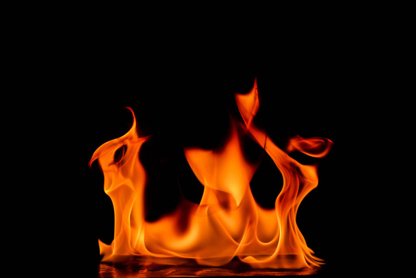 Όμορφη φωτιά φλόγες σε μαύρο φόντο. - Φωτογραφία, εικόνα