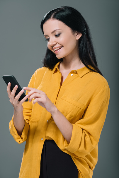 barna nő használ smartphone - Fotó, kép
