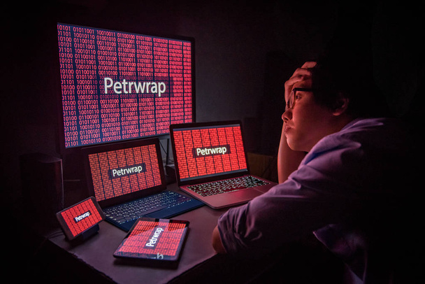 Joven asiático macho frustrado por Petrwrap ataque ransomware
 - Foto, imagen