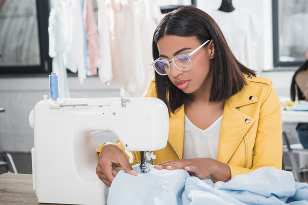 joven costurera que trabaja con la máquina de coser
 - Foto, Imagen