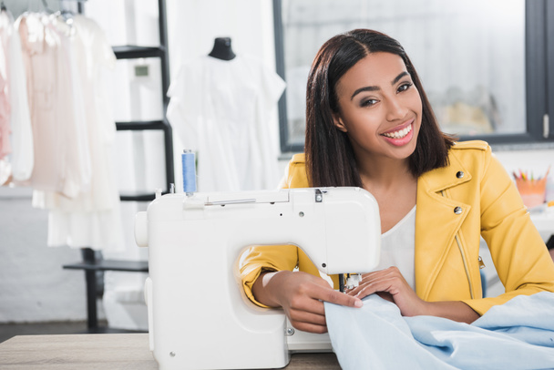young seamstress working with sewing machine - Φωτογραφία, εικόνα