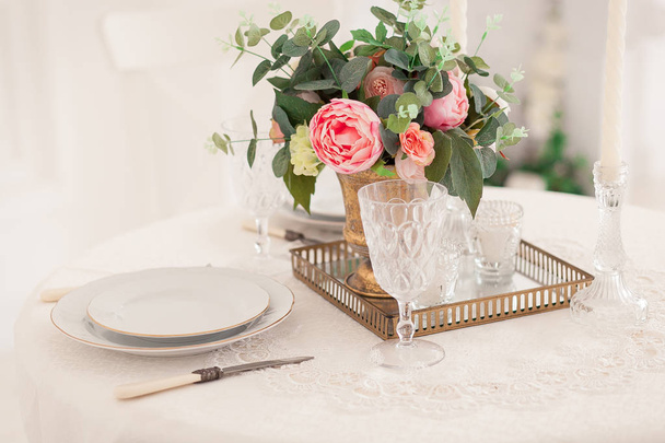 Table de salle à manger au style provençal, avec bougies, lavande, vaisselle vintage et couverts, gros plan
. - Photo, image