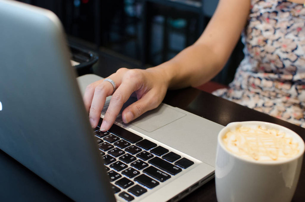 hand laptop coffee - Фото, изображение