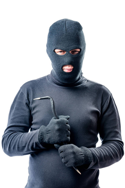 Преступник с ломом в руках в черной балаклаве позирует ага
 - Фото, изображение