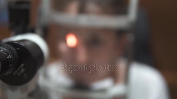 Máquina oftalmológica y cabeza borrosa para revisar los ojos, primer plano
 - Metraje, vídeo