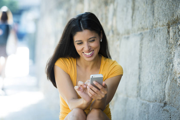  woman texting on smartphone - Foto, immagini