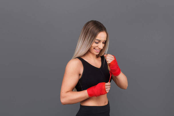 Confident woman in boxing gloves - Fotoğraf, Görsel
