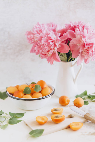 Whole and cut fresh apricots - 写真・画像