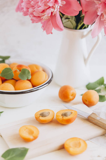 Whole and cut fresh apricots - Foto, Bild