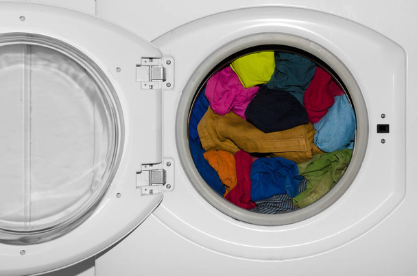 Bunte Wäsche in der Waschmaschine - Foto, Bild