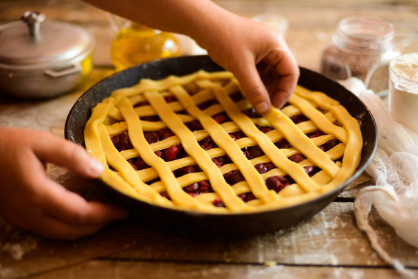 Fondo para hornear con ingredientes para pastel de frutas y chocolate
  - Foto, Imagen