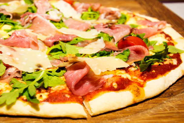Italian prosciutto and rucola pizza. - Foto, afbeelding