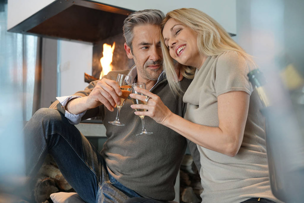 Couple at home drinking champagne - Zdjęcie, obraz
