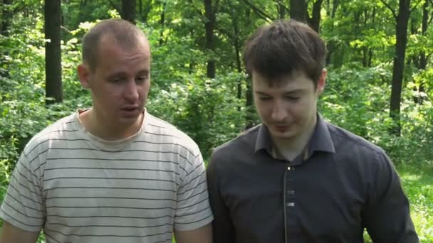 Kaksi nuorta miestä menee metsän läpi ja sanoo: - Materiaali, video