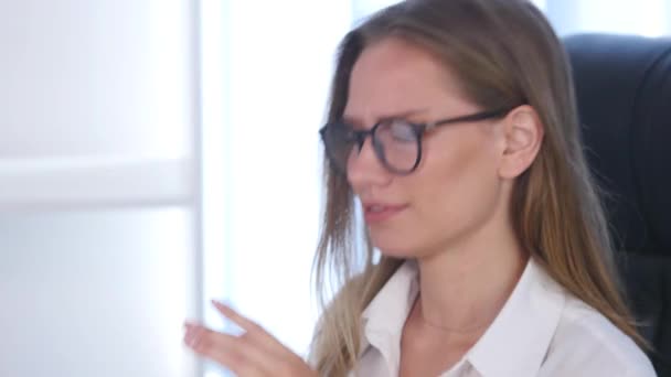 Office worker. Fashion model with glasses - Video, Çekim