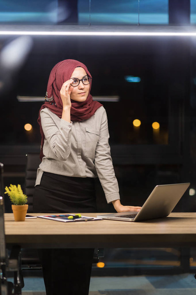 Muslim businesswoman in a modern office - 写真・画像