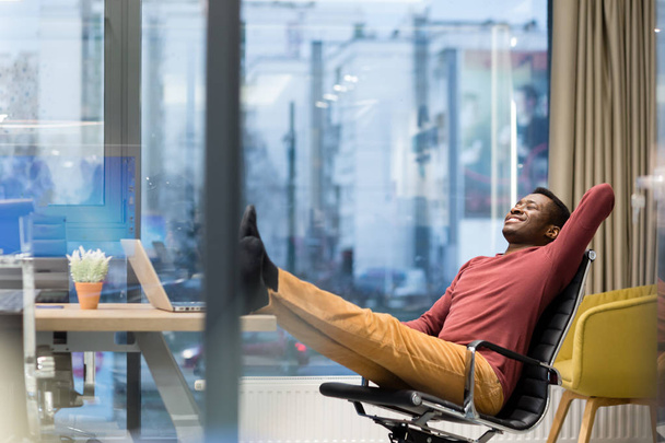 Young African American businessman in office - Foto, Bild