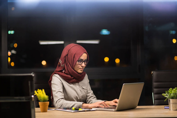 Muslim businesswoman in a modern office - Valokuva, kuva