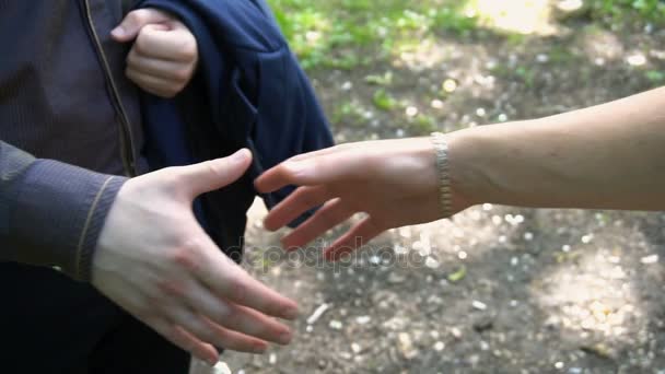 kézfogás a két fiatal férfi, az erdőben - Felvétel, videó