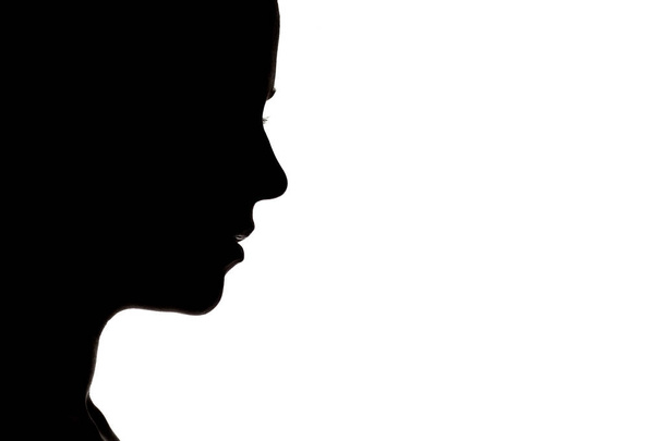 Женский силуэт на белом
 - Фото, изображение