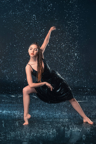 The young beautiful modern dancer dancing under water drops - Fotoğraf, Görsel