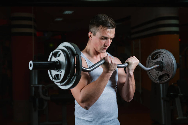 muscular man workout at gym.  - Zdjęcie, obraz